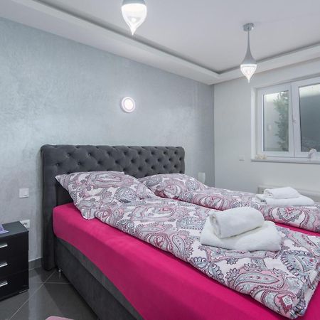 Modern Apartments With Shared Pool Near The Sea Pula Ngoại thất bức ảnh