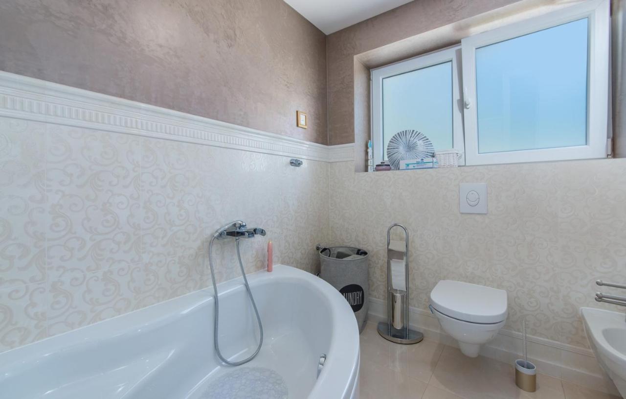 Modern Apartments With Shared Pool Near The Sea Pula Ngoại thất bức ảnh