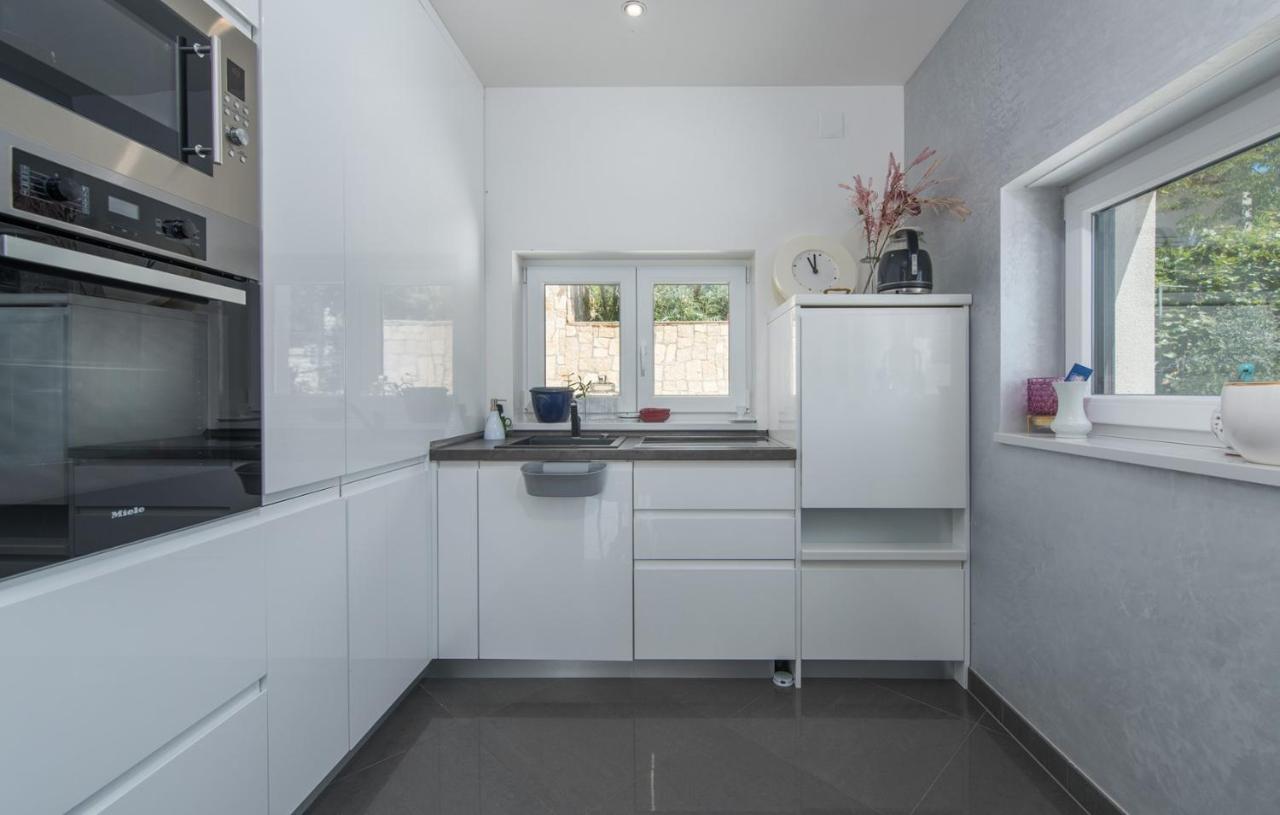 Modern Apartments With Shared Pool Near The Sea Pula Ngoại thất bức ảnh