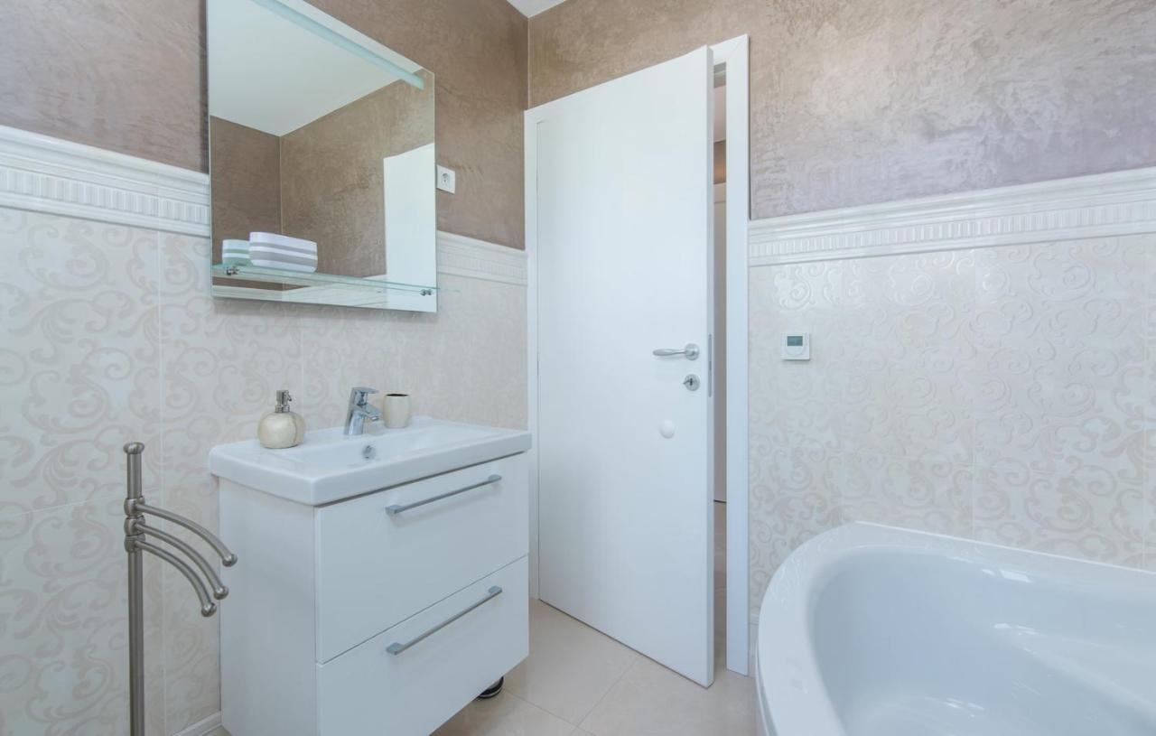 Modern Apartments With Shared Pool Near The Sea Pula Ngoại thất bức ảnh